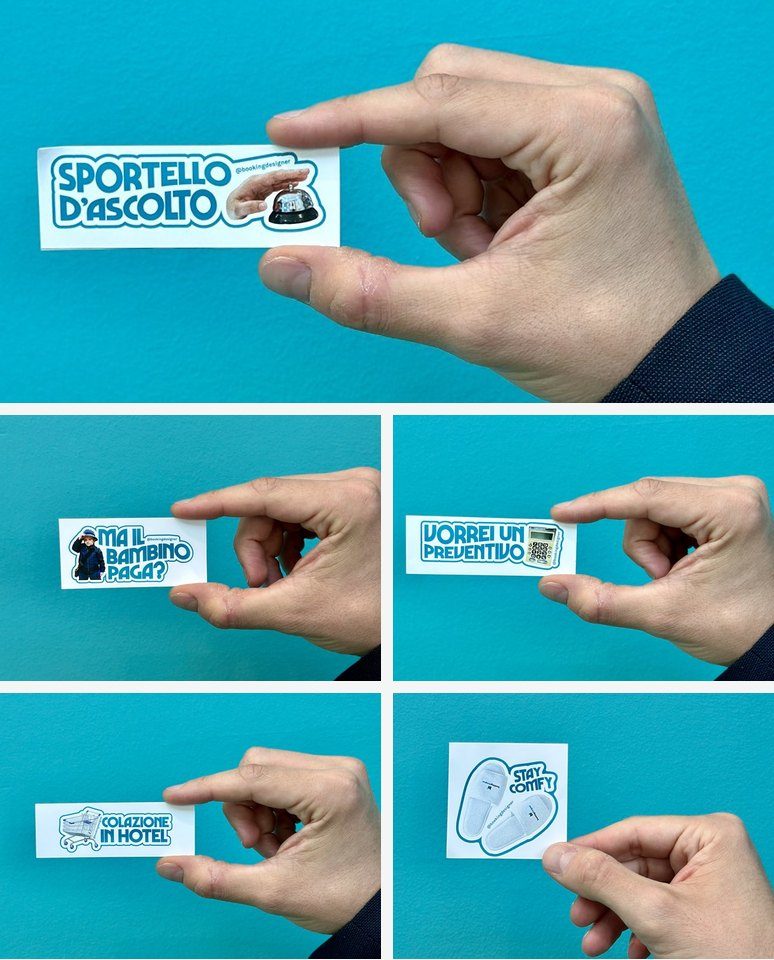 Collage degli adesivi Booking Designer tenuti in mano su fondo turchese: Sportello d’ascolto, Ma il bambino paga?, Vorrei un preventivo, Colazione in hotel, Stay comfy